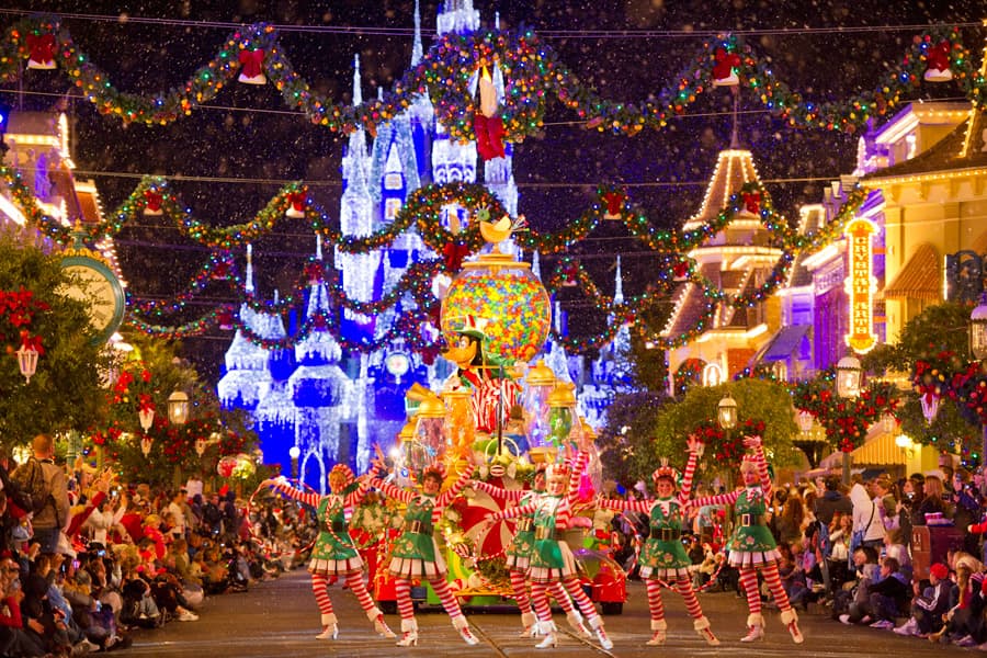 A tradicional parada da Disney toda em temas natalinos